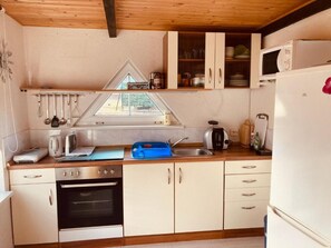 Kylskåp, mikrovågsugn, ugn och grytor/köksredskap