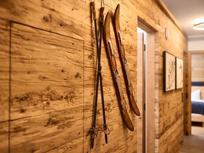 A wooden wall with skis and ski poles leaning against it. - Das luxuriöse Chalet-Apartment by Interhome (See)