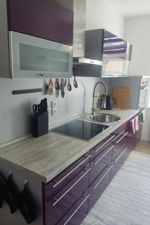 Kjøleskap, mikrobølgeovn, ovn og oppvaskmaskin