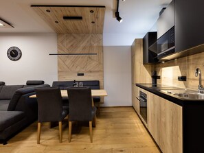 Fridge, oven, dishwasher, cookware/dishes/utensils - Moderne Wohnung mit einer wunderschönen Aussicht by Interhome (See)