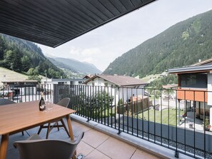 Outdoor dining - Charmantes Apartment in der Residenz Silvretta by Interhome (See)