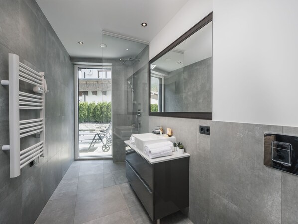 Free toiletries, towels - Charmantes Apartment in der Residenz Silvretta by Interhome (See)