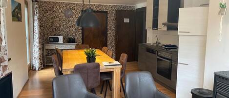 Kühlschrank, Mikrowelle, Ofen, Geschirrspüler