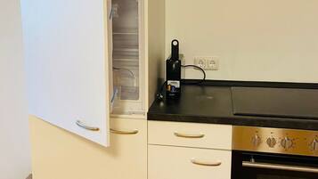 Kühlschrank, Geschirrspüler, Kochgeschirr/Geschirr/Besteck