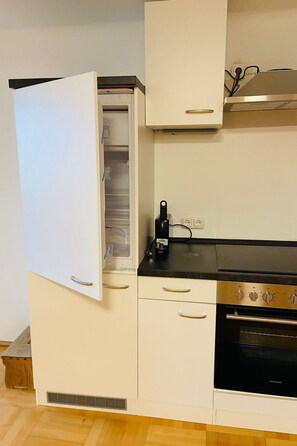 Kühlschrank, Geschirrspüler, Kochgeschirr/Geschirr/Besteck