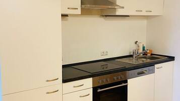 Kühlschrank, Geschirrspüler, Kochgeschirr/Geschirr/Besteck