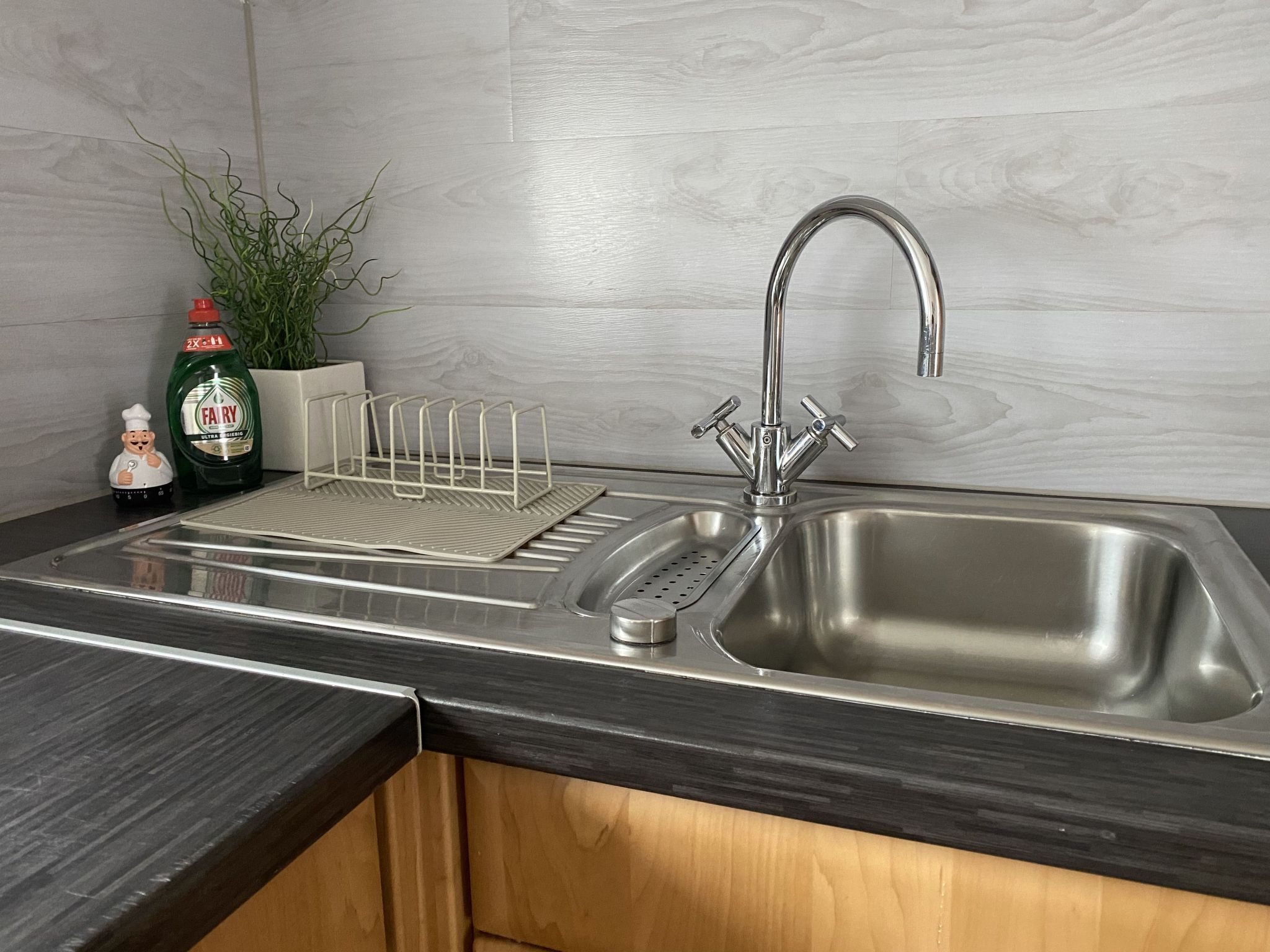 Kylskåp, ugn och grytor/köksredskap