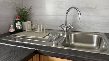 KylskÄp, ugn och grytor/köksredskap