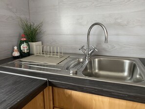 Refrigerador, horno, utensilios de cocina