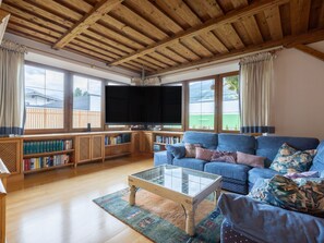 Living area - Villa Emma, Ferienhaus für bis zu 10 Personen, eigener Garten, absolute Privats by Interhome (Kaltenbach)