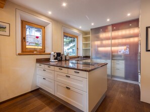 Fridge, microwave, oven, dishwasher - Villa Emma, Ferienhaus für bis zu 10 Personen, eigener Garten, absolute Privats by Interhome (Kaltenbach)