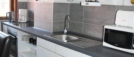 Fridge, oven, dishwasher, cookware/dishes/utensils