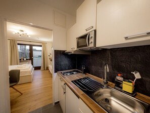 Kühlschrank, Mikrowelle, Kochgeschirr/Geschirr/Besteck