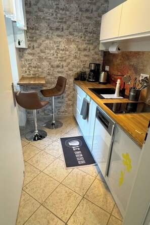 Kühlschrank, Mikrowelle, Geschirrspüler, Kochgeschirr/Geschirr/Besteck