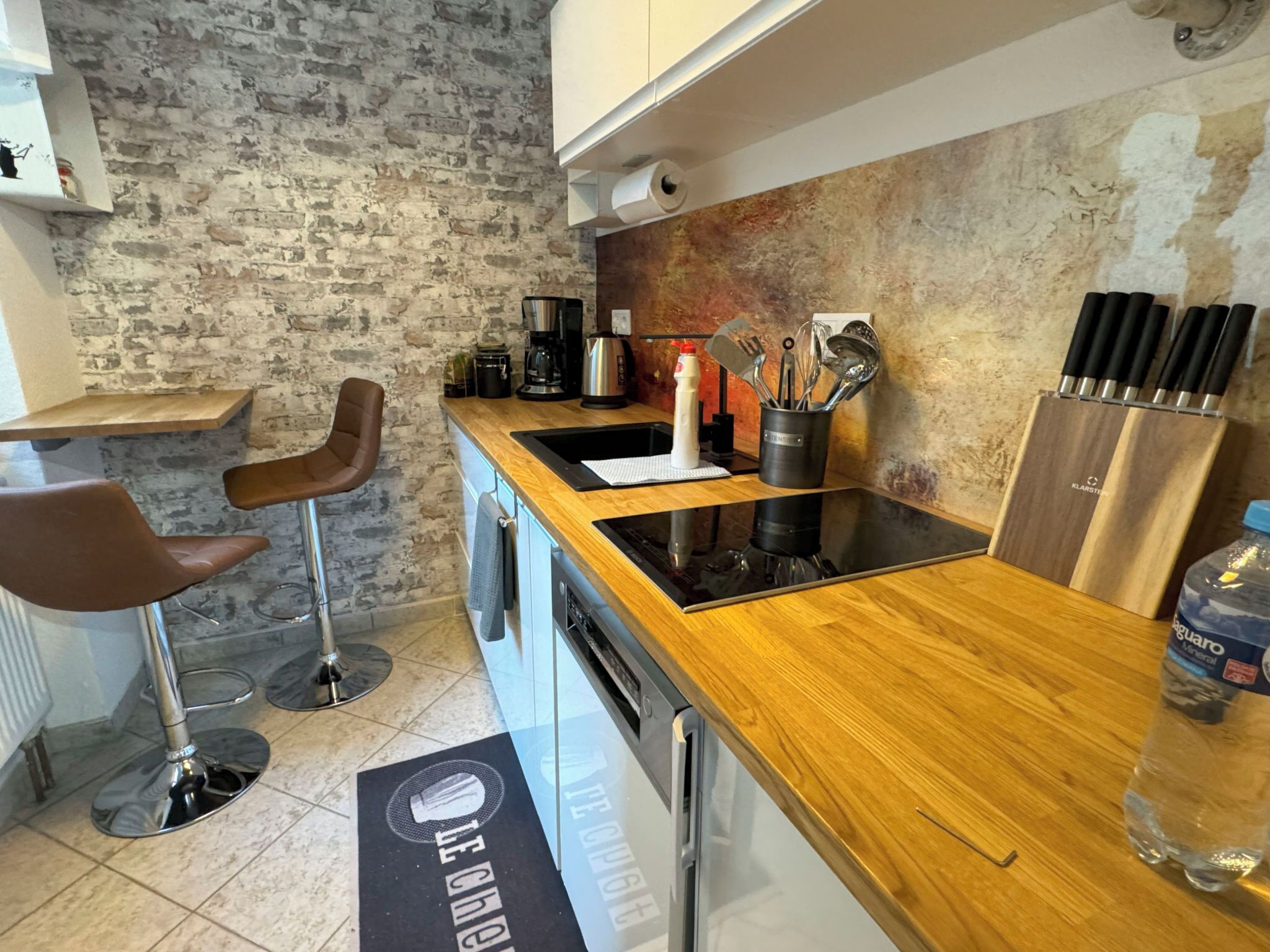 Frigorífico, microondas, lavavajillas y utensilios de cocina