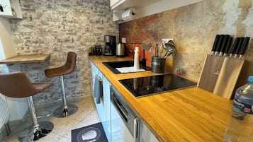 Kühlschrank, Mikrowelle, Geschirrspüler, Kochgeschirr/Geschirr/Besteck