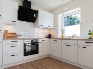 Kühlschrank, Ofen, Geschirrspüler, Kochgeschirr/Geschirr/Besteck
