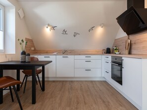 Kühlschrank, Ofen, Geschirrspüler, Kochgeschirr/Geschirr/Besteck