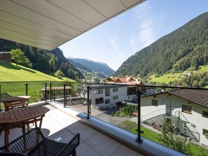 Outdoor dining - Atemberaubendes Luxus-Apartment Residenz Silvretta by Interhome (See)
