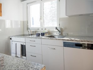 Kühlschrank, Mikrowelle, Ofen, Geschirrspüler