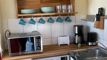 Fridge, microwave, dishwasher, cookware/dishes/utensils