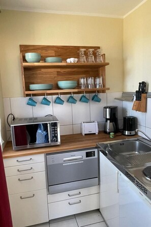 Fridge, microwave, dishwasher, cookware/dishes/utensils - Ferienanlage Am Sidowsee by Interhome (Fürstenberg)