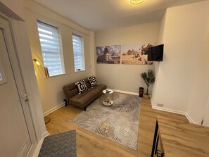 Living area - Cosy Modern Pet Friendly Garden 5 min to Station (Bournemouth)