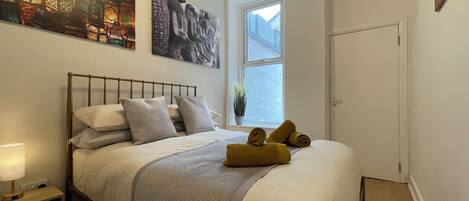 Iron/ironing board, WiFi, bed sheets