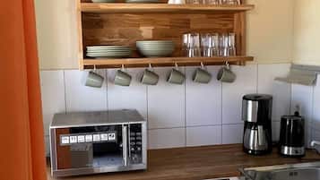 Een koelkast, een microgolfoven, een vaatwasser