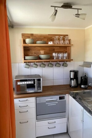 Refrigerador, microondas, lavavajillas y utensilios de cocina 