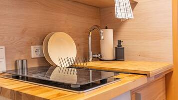 Kühlschrank, Mikrowelle, Kochgeschirr/Geschirr/Besteck