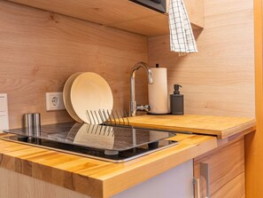 Kühlschrank, Mikrowelle, Kochgeschirr/Geschirr/Besteck