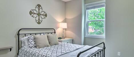 Iron/ironing board, Internet, bed sheets