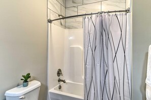 Secadora de cabello, toallas, jabón, papel de baño 