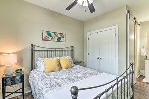 Iron/ironing board, Internet, bed sheets - Fully Furnished Mid-Term Rental 2 Bedroom 2 Bath in Bowling Green! Min 30 days. (Bowling Green)