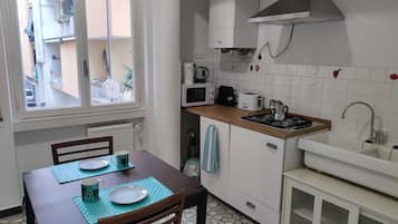 Réfrigérateur, batterie de cuisine, vaisselle et ustensiles