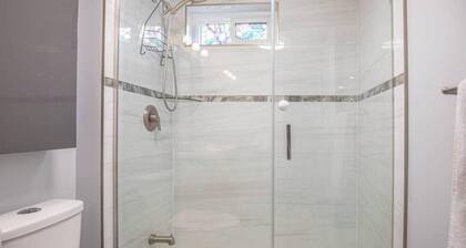 Adorable Bachelor unit, close to hospitals, shopping centres and downtown Ottawa