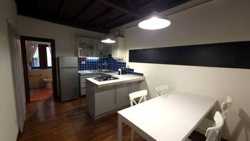 Fridge, oven, dishwasher, cookware/dishes/utensils