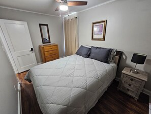 Tabla de planchar con plancha, wifi y ropa de cama 