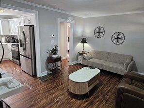 Living area - Furnished Atlanta Home Near Airport & Hospitals - Car Available (Atlanta)