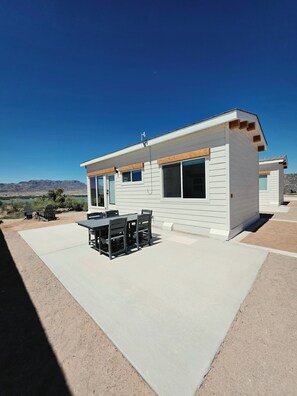 Outdoor dining - Dwell Lake Havasu (Topock)