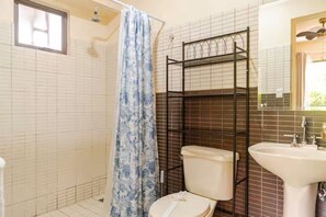 Ducha, toallas, jabón y papel higiénico