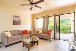 Living area - Condo for 4 with pool and AC (Liberia)