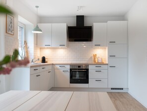 Kühlschrank, Ofen, Geschirrspüler, Kochgeschirr/Geschirr/Besteck
