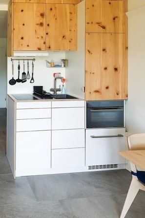Refrigerador, horno, lavavajillas y utensilios de cocina 