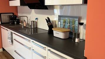 Kühlschrank, Mikrowelle, Ofen, Geschirrspüler