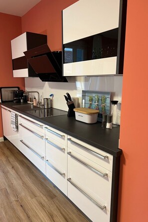 Kühlschrank, Mikrowelle, Ofen, Geschirrspüler