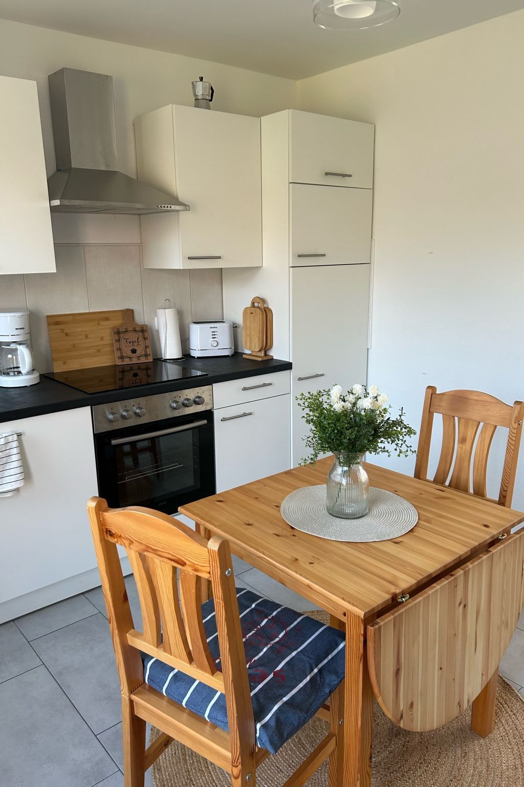 冷蔵庫、電子レンジ、オーブン、調理器具と食器