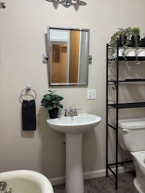 Toalhas de banho, sabonete, papel higiênico 