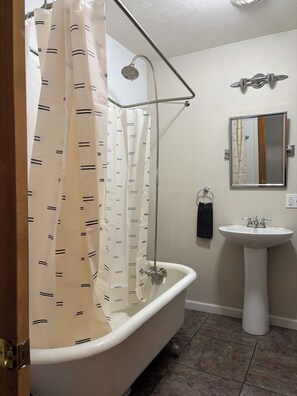 Serviettes fournies, savon, papier toilette